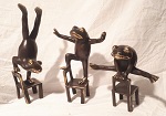 Frosch auf Stuhl Bronze 13-20 cm